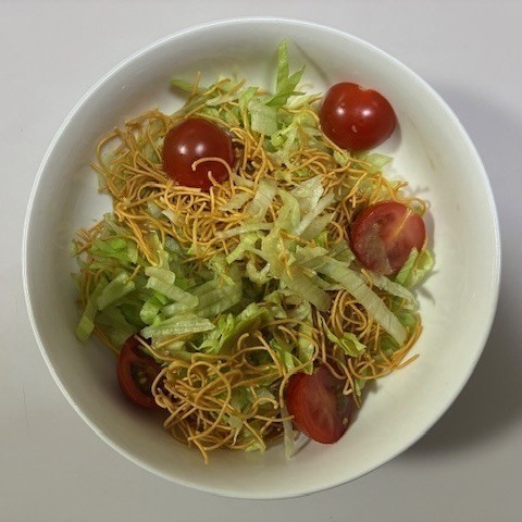 うるつやトマトの油揚げ麺胡麻ドレッシングサラダ